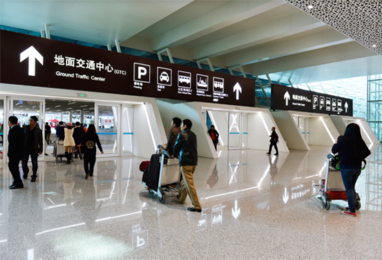 新航站楼敞开大门迎来推着行李准备出行的首批旅客